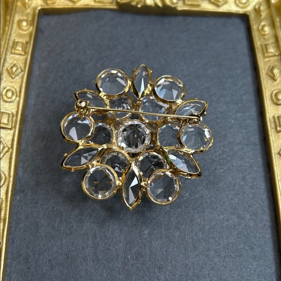 Vintage Juliana? Crystal Flower Brooch featuring clear, domed,& layered crystals - Picture 3 of 6